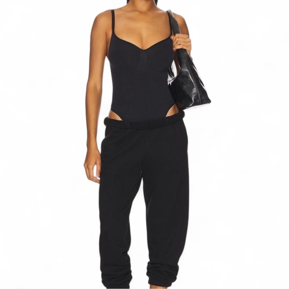 *SOLD*
DUPE Skims Black Thong Bodysuit - Picture 3 of 5